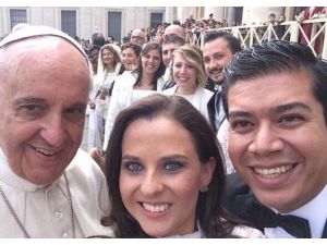 Selfie Modasına Papa Da Uydu