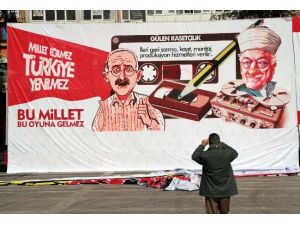 Meydana Bu Pankartlar Asıldı