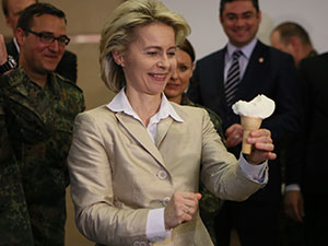 Alman Bakan Dondurma Şovunu Çok Sevdi 