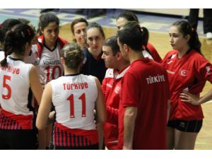 Voleybolde Bayan Genç Milliler İzmir Kampını Tamamladı