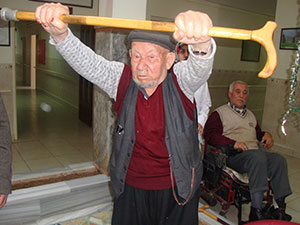 Yaşlılar Bastonla Egzersiz Yapacak 