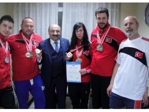 Göğüslerinde Madalyalarla Döndüler