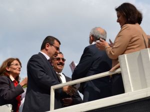 Mhpliler Kılıçdaroğlunu Karşıladı, Çiçek Takdim Etti