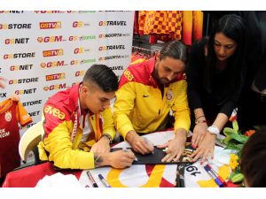 Galatasaraylı Futbolcular İmza Dağıttı