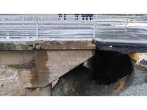 Köprü Çöktü: 5 Ölü, 2 Kayıp