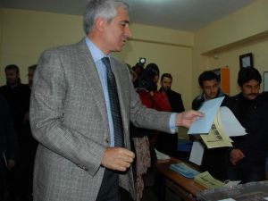 Ak Parti Diyarbakır Büyükşehir Belediye Başkan Adayı Mehmet Galip Ensarioğlu, Oyunu Kullandı