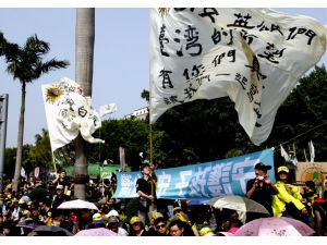 Tayvan’da On Binler, Çin’le İmzalanan Ticaret Anlaşmasını Protesto Ediyor