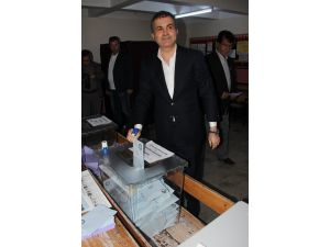 Bakan Çelik Mezun Olduğu İlkokulda Oy Kullandı