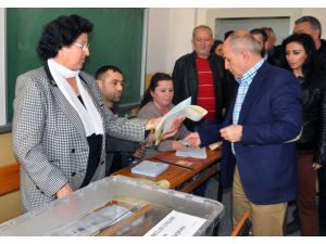 Hasan Akgün, Eşi Ve Çocuklarıyla Beraber Sandığa Gitti