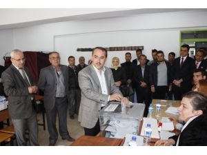 Hatayda, Ak Parti Adayı Sadullah Ergin Ve Chp Adayı Lütfü Savaş Oylarını Kullandı