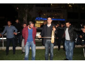 İzmirli Ak Parti’lilerden Diğer İller İçin Horonlu Kutlama
