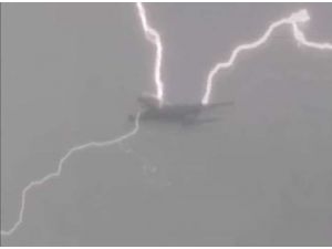 Uçağa Havada Yıldırım Böyle Çarptı