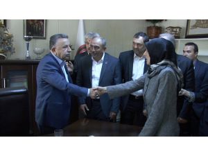 Türkiyenin İlk Başörtülü Belediye Başkanlarından Hava Yıldırım Görevine Başladı