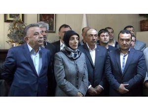 İlk Başörtülü Başkan Göreve Başladı