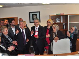 Karşıyaka Belediye Başkanı Hüseyin Mutlu Akpınar Mazbatasını Aldı