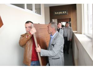 Makam Kapısını Söktürüp Koltuğa Oturdu