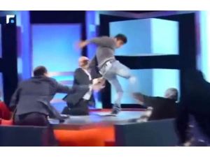 7 Yıldır Görmediği Anneye Uçan Tekme