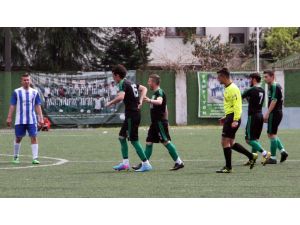 Sakatlanan Futbolcu Saha Kenarında Ambulans Bekledi