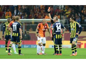 Derbide İkinci Kırmızı Kart Meloya Çıktı