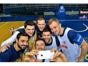 Basketbolcular Ve Futbolcular Bir Arada