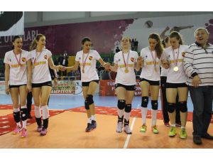 Şampiyonluğu Kolbastı Ve Horon Oynayarak Kutladılar