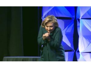 Hıllary Clınton’a Ayakkabı Fırlatıldı