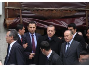 Başbakan Cuma Sonrası Alişan Ve Turistlerle Sohbet Etti