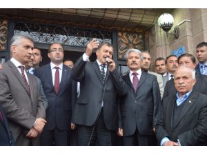 Bakan Eroğlu: “Belediye Başkanlıkları Kapanan Beldeler Kaderlerine Terk Edilmeyecek”