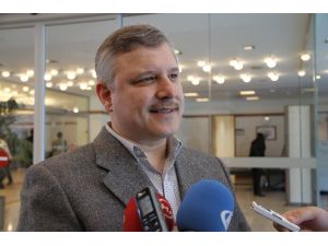 Yine O Vekil, Yine Uçakta Kriz