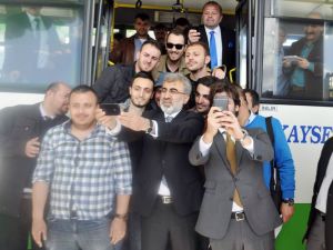 Bakan Yıldız ‘Selfie’ Pozu Verdi