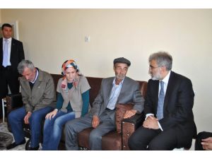 Bakan Yıldızdan Şehit Ailesine Taziye Ziyareti