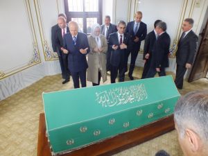 Bahçeli, Devlet Ananın Türbesini Ziyaret Etti