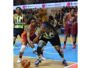 Kongreyi Bırakıp Finale Kitlendiler