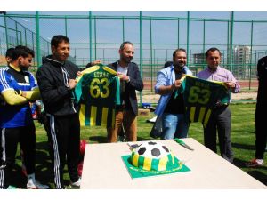 Futbolculara Top Şeklinde Pasta Sürprizi