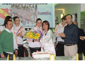 Trabzon İdmanocağı Kadın Voleybol Takımı Tebrikleri Kabul Ediyor