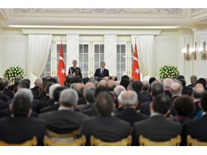 Nişanı Elleriyle Taktı