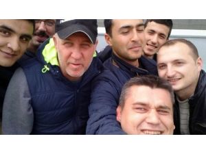 Mesut Bakkal’dan Selfie Pozu