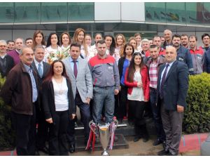 Şampiyon Voleybolcular Hekimoğlunu Ziyaret Etti