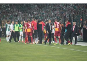 Bursaspor - Galatasaray Maçında Gerginlik