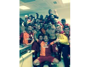 Galatasaraylı Futbolculardan Galibiyet Pozu