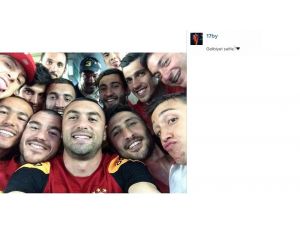 Galatasaraylı Futbolculardan Galibiyet Selfiesi