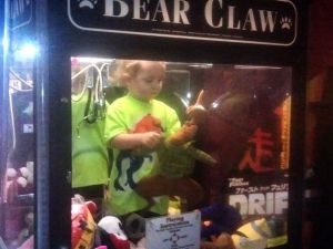 Kaybolan Çocuk Oyuncak Makinesinin İçinde Bulundu