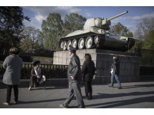 Berlin’de Sergilenen Rus Tanklarının Kaldırılması Talebi