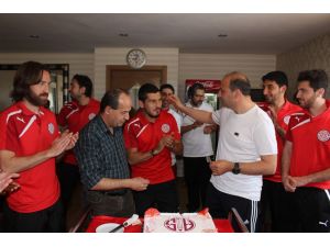 Antalyaspor’da Emrah’a Doğum Günü Kutlaması