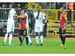 Aslan Kadın Ve Çocuklara Oynayacak