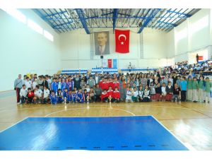 Okullu Sporcular Kupalarını Aldı