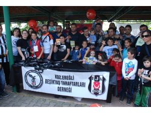 Beşiktaşlı Taraftarlar 1903 Çocuğa 1903 Kitap Dağıttı