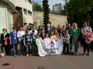 Paris’te ‘Minik Büyükelçi’ Ankara’ya Telgraf Gönderdi