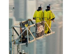 Dünyanın En Yüksek Binasından Atladılar