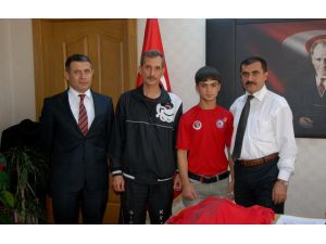 Wushu Türkiye Şampiyonu Öğrenciye Altın Hediyesi
